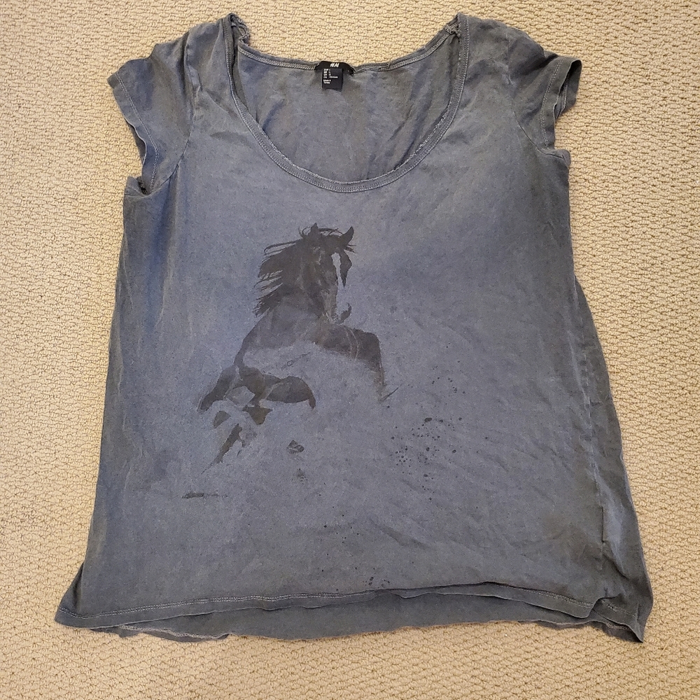 H&m gray horse graphic tee